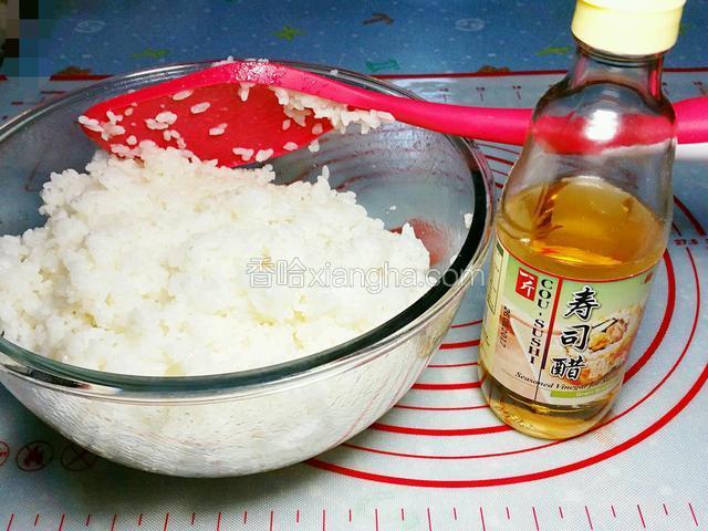 珍珠米飯趁熱加入壽司醋拌勻，放凉備用（不同牌子的醋和飯的比例也有所不同，請參考自用牌子醋瓶上的比例說明）