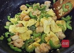 苦瓜虾仁鸡蛋的做法图解3
