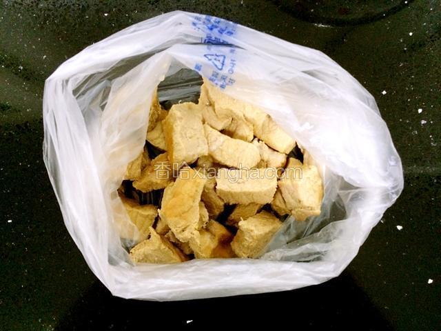 把肉块放入保鲜袋中。
