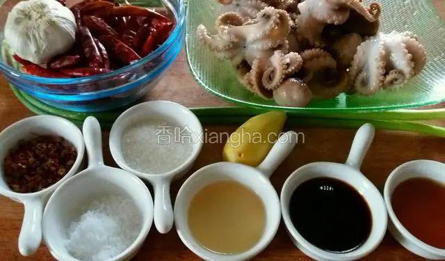 红干椒要提前洗净晾干去蒂。我买的八爪鱼是菜贩打理过的。如果是没收拾过的，要撕开身部，去除脏器洗净，用开水快速汆烫一下。