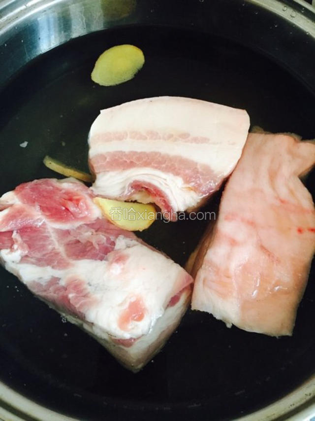 五花肉切块，绰水，三十分钟后，捞出，沥干水分