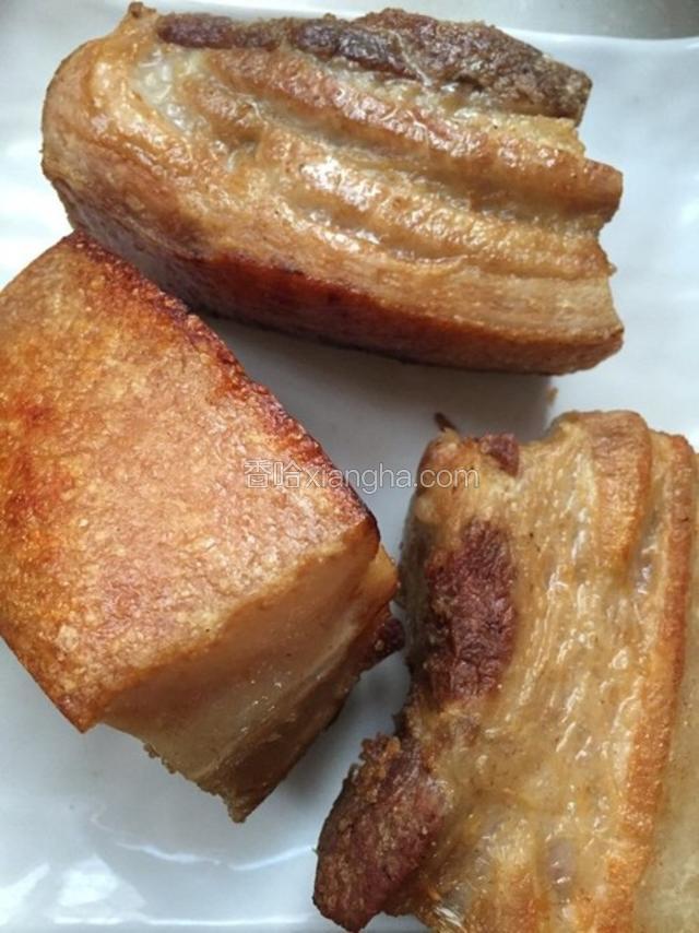 油烧制七成热，入锅炸制四面焦黄