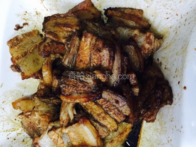 肉片放入碗中，腌制10分钟