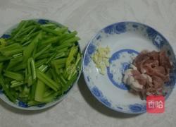 芹菜炒肉的做法图解1
