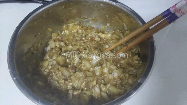 元葱切碎与肉，酱油，盐，耗油，十三香等搅匀