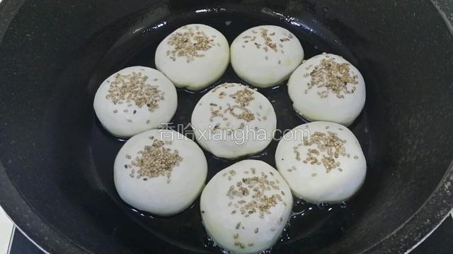 热油后放入锅中