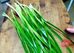 香煎韭菜鸡蛋饼的做法图解1