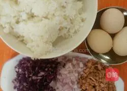 Illustration of how to make fried rice with mixed vegetables 1