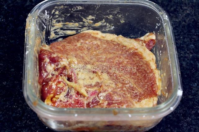大排表面均匀拍上生粉，腌制二十分钟以上。这样肉质更鲜嫩。可以在大排表面抹上油，等一下下锅就不容易沾锅。