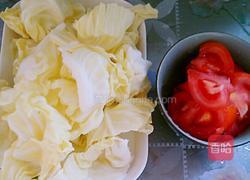 包菜炒番茄的做法图解1