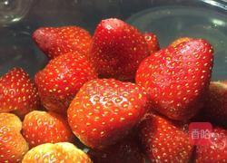 微波炉煮草莓的做法图解1