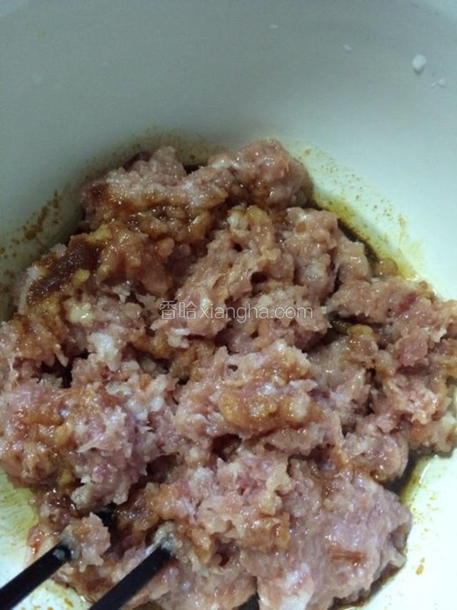 在肉沫中加入生抽，盐，精炼油和红薯淀粉，然后充分拌匀待用
