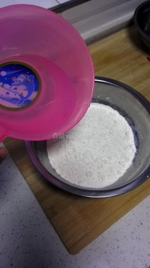 温水里撒一勺盐开始和面，面和的越软越好。盐是增加口味的。