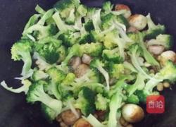 虾仁炒西兰花的做法图解3