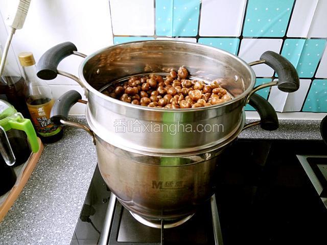 锅中放水，水开后上蒸锅蒸熟山药豆，大约15分钟右右