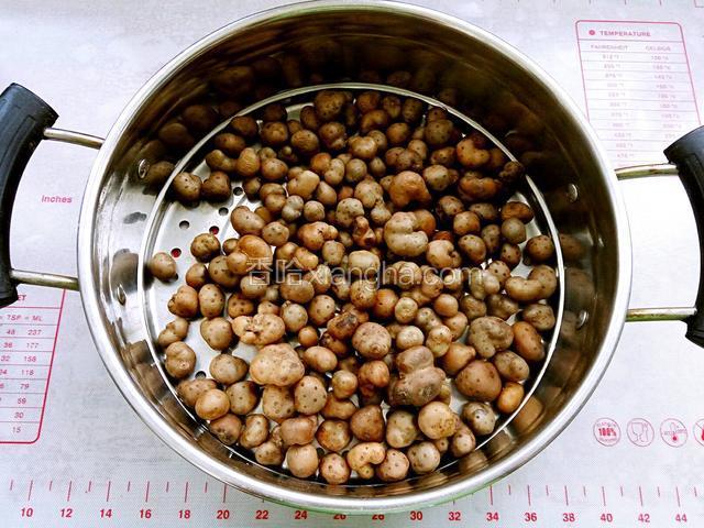 蒸熟自然放凉去掉表面水份