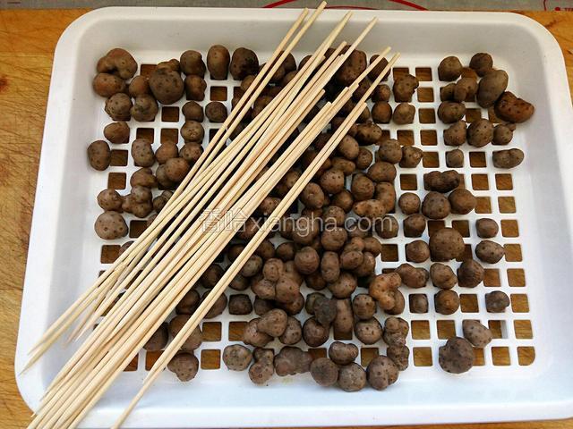准备竹签和干爽山药豆