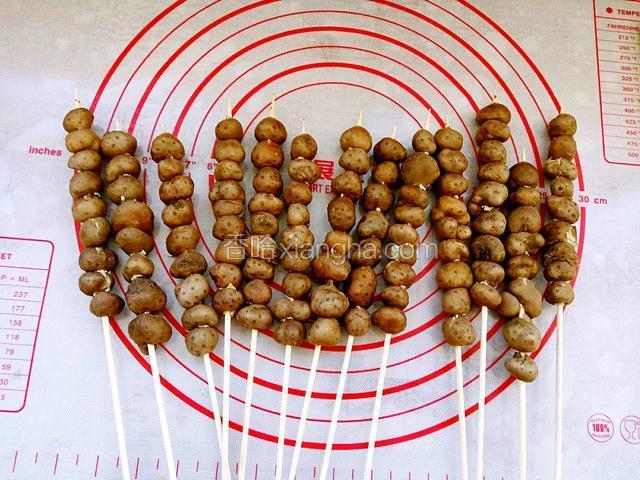 然后串上山药豆备用