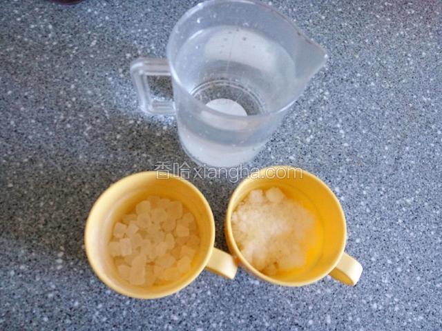准备冰糖，白糖及一杯水