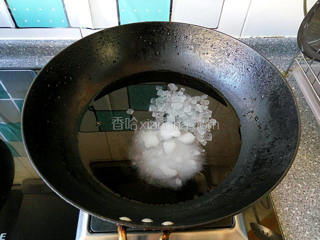 把水糖，冰糖放锅中开大火烧开改中火熬制15一20分钟成琥珀色即可