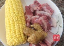 玉米排骨汤的做法图解1