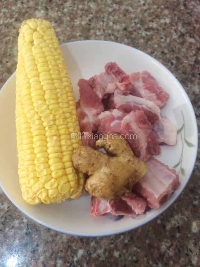先准备材料，排骨600g，玉米1根，洗净，装盘。
