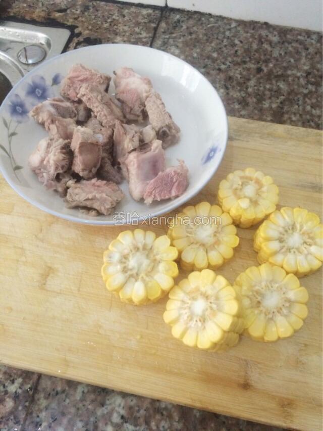 把汆烫过的排骨清洗干净，玉米洗净切段备用，生姜洗净切成片。