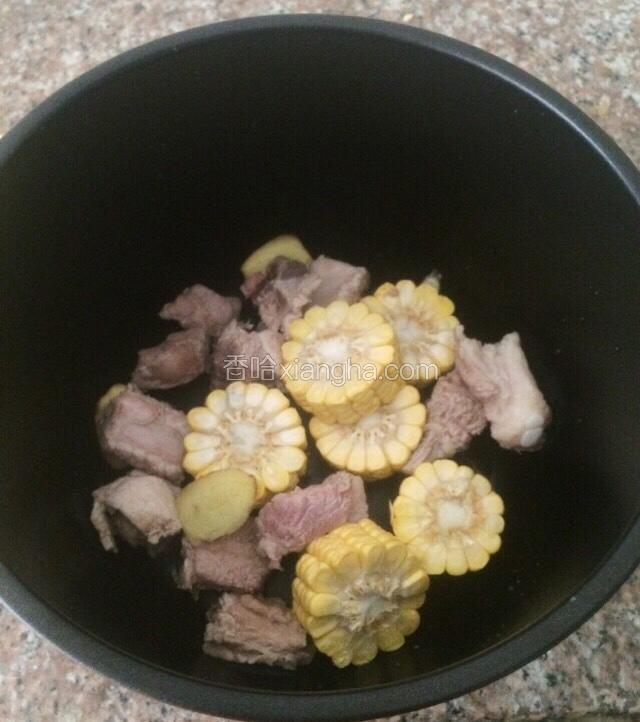 取一电饭锅的内胆，接着放入排骨块、甜玉米段，并加入少许食醋，姜片。（在炖骨头汤时，加少许食醋，骨头汤中的钙质更容易溢出，有利于人体对钙的吸收和利用。）
