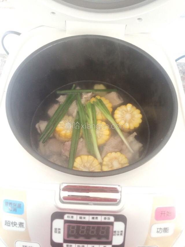 放入电饭锅，加入适量的开水，再加上2根葱。