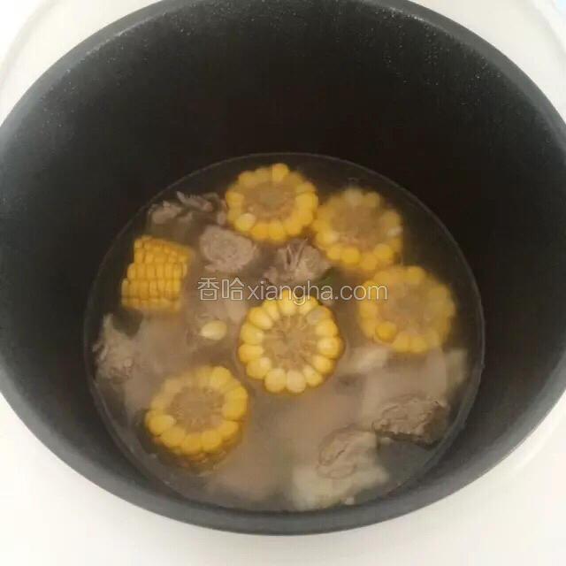 最后根据个人喜好放入精盐调味，煮3分钟后即可。