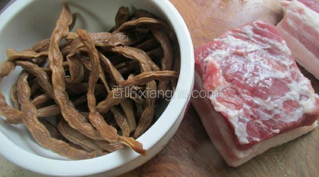 干豆角头天晚上用水泡发，五花肉洗净