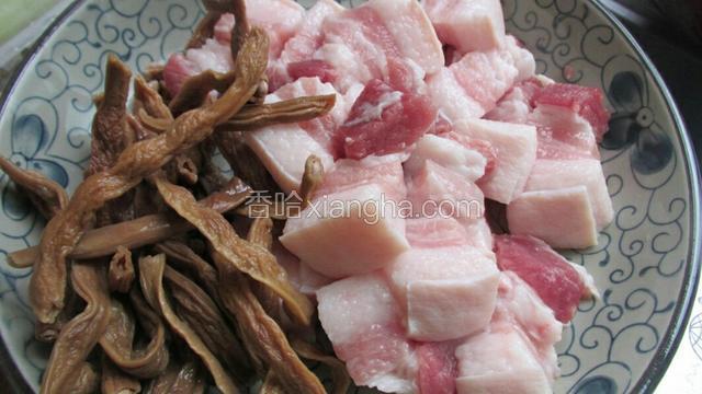 干豆角切成节，五花肉切成小块。