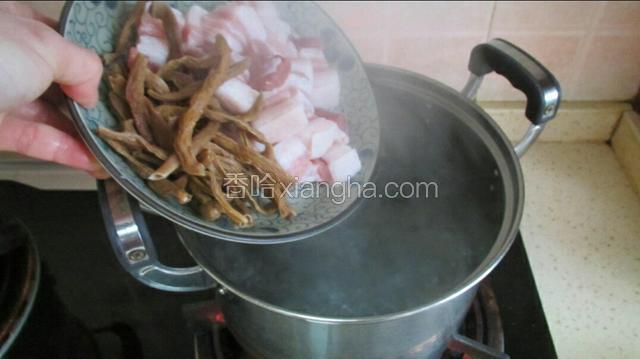 锅里倒入适量清水烧开，倒入五花肉  干豆角，绰水待用