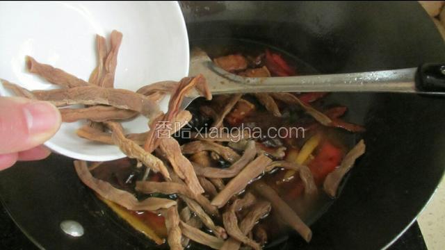 然后将干豆角放入锅中一起烧至入味。