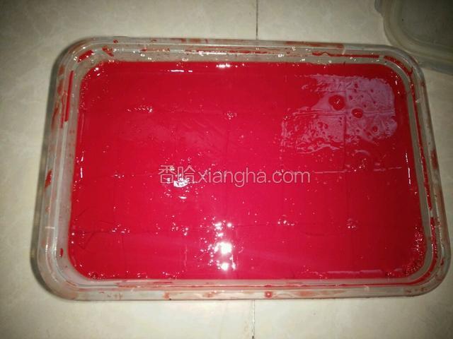 我买的生猪血，所以要自己煮一下，先将凝固的生血等分划上几刀