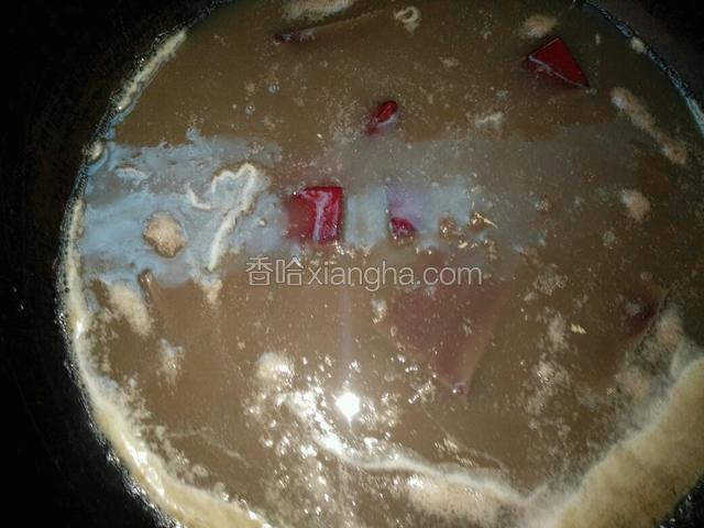 锅内加清水，以能没过猪血两三公分为宜，加一勺盐，先下白豆腐煮好捞起，再添点冷水，下入生猪血煮