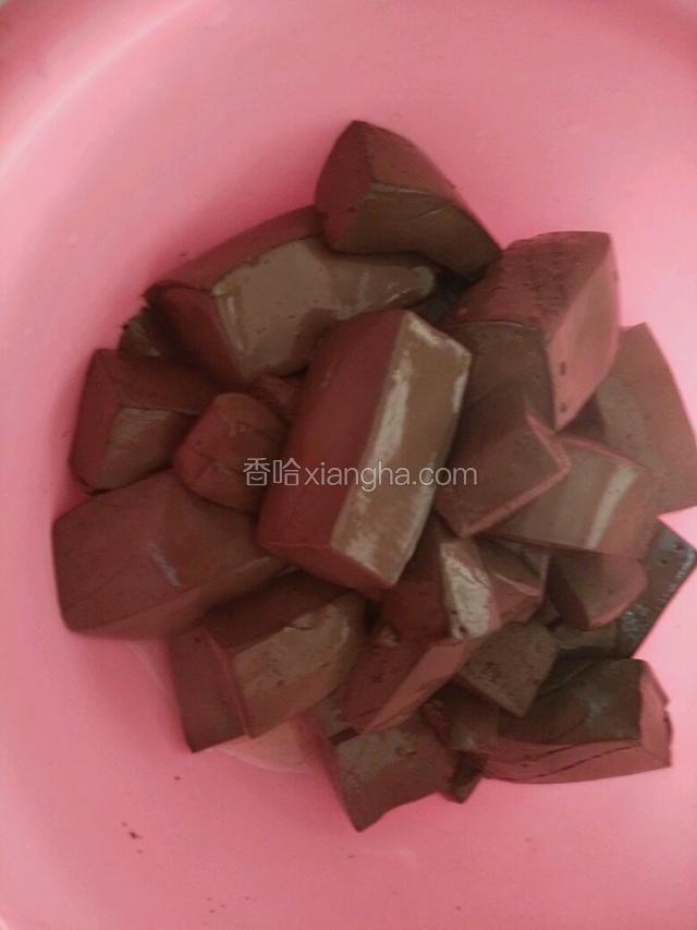 这时表面会浮起很多血沫，关中小火慢慢烧，用漏勺捞干净，即可将血豆腐捞起，自然冷却备用