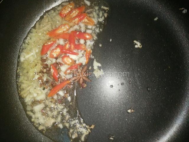 热锅凉油下姜蒜沫，八角，花椒，红尖椒一起爆香锅底