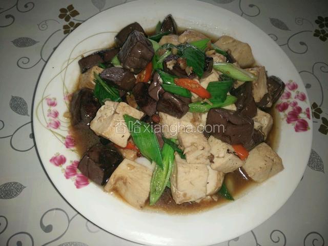 晃匀所有食材后加入适量盐，生抽，鸡粉，这时轻轻掂两下锅，一盘麻辣鲜香，嫩滑美味的红白豆腐就做成了