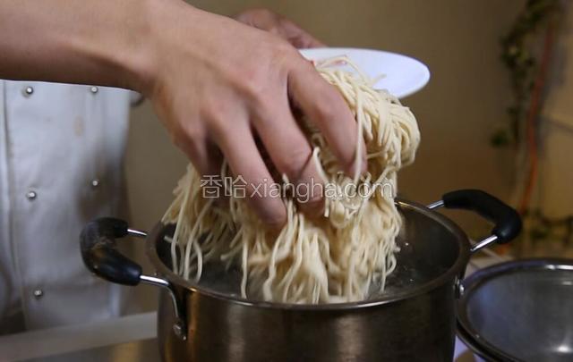 锅中放入清水300克，大火烧开，放入切面煮熟，捞出漏勺备用。