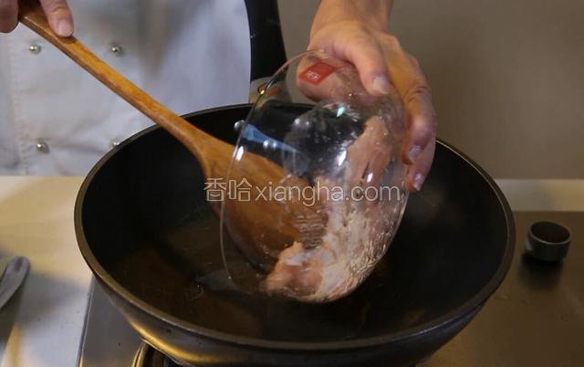 锅中下油10克左右，大火烧热下入鸡片炒熟。