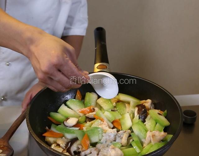加盐、味精、鸡粉、白糖。