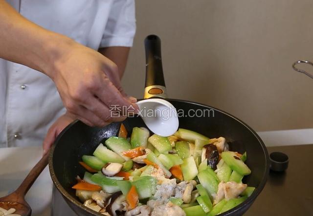 然后用淀粉5克勾芡，大火翻炒，淋香油出锅装盘。
