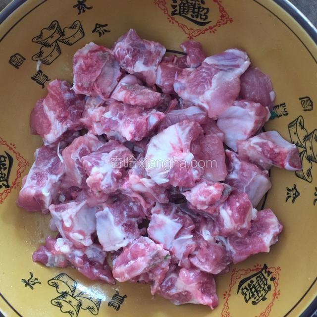 放入碗中，加少许盐和料酒拌匀