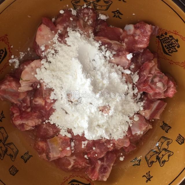 加入生粉拌匀，再加面粉搅匀，放入泡打粉