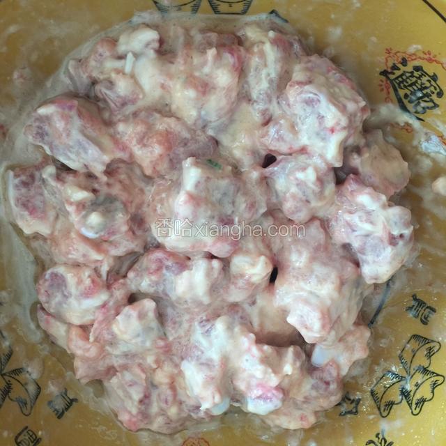 在拌好的排骨中加少量的油，避免炸时排骨粘连