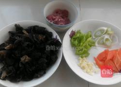 木耳炒肉的做法图解1