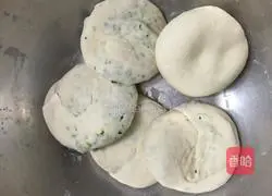 Illustration of how to make green onion crispy cake 6