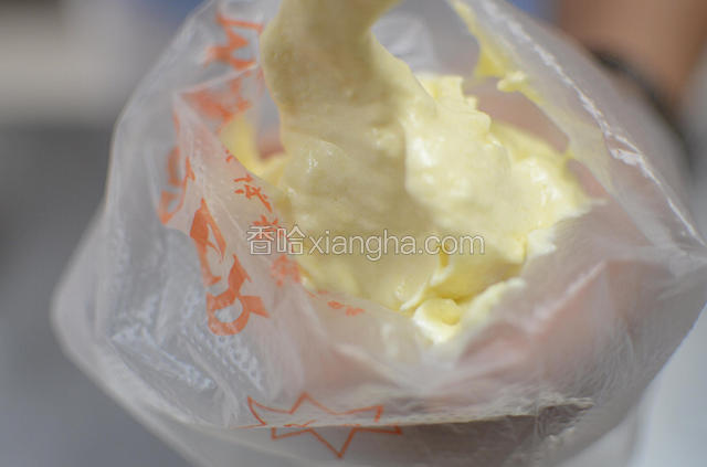 用裱花袋剪出一厘米的口子，挤出八到十厘米长的饼坯。
 
