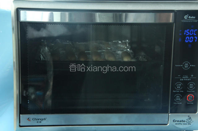烤箱预热上火190度，下火150度，10分钟左右。（按自家烤箱调整）